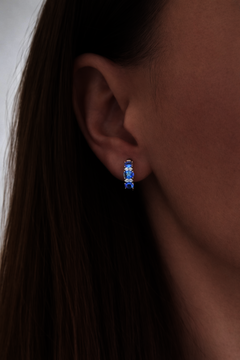 Stříbrné náušnice s modrými zirkony kroužky